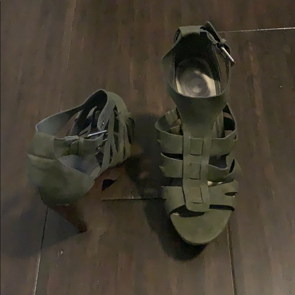Platform Heels - Picture 4 of 5